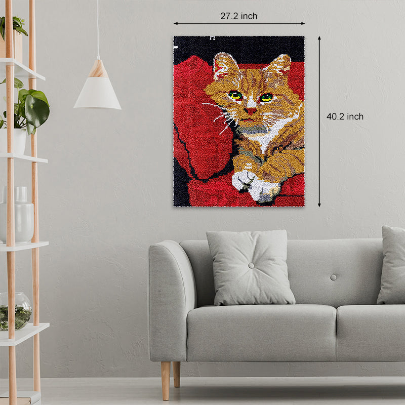 [Grand format] Chat orange appuyé contre le canapé - Kit de tapis à crochets
