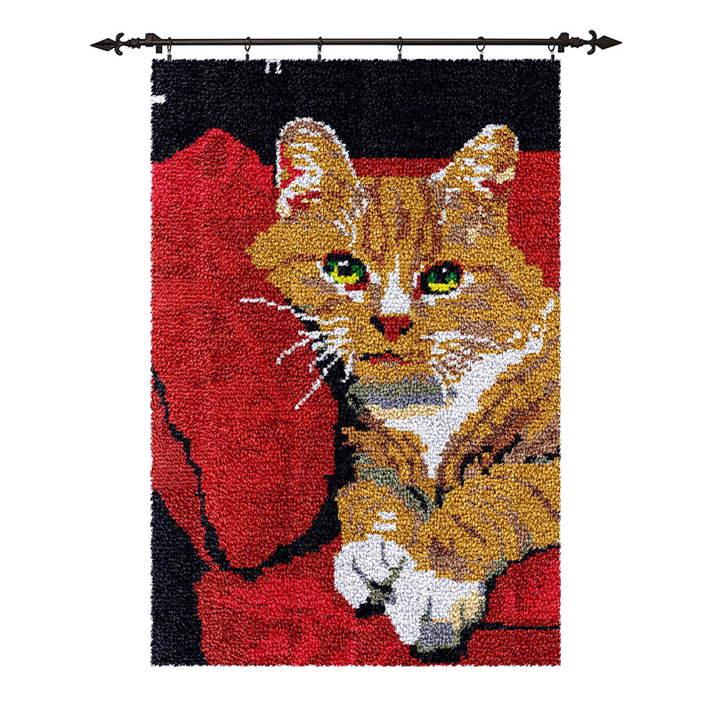 [Grand format] Chat orange appuyé contre le canapé - Kit de tapis à crochets
