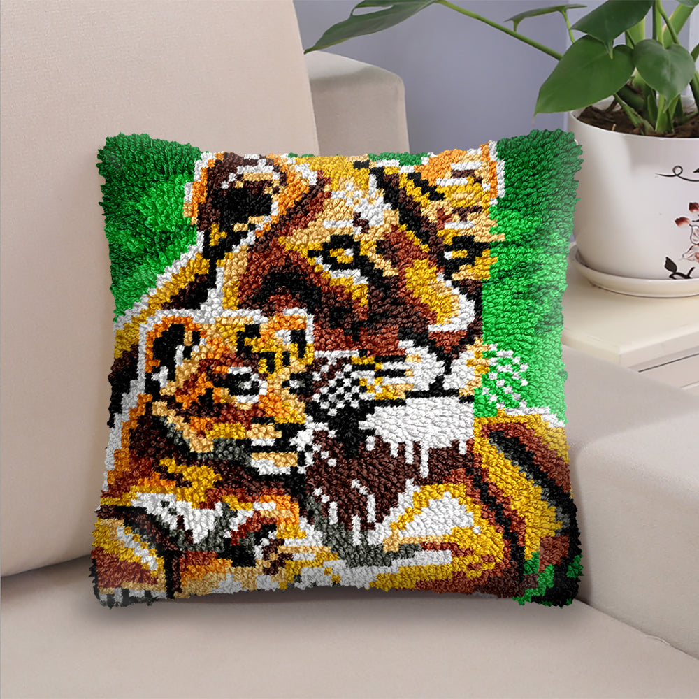 Veirousa Lioness and cubs Latch Hook Pillow Kit